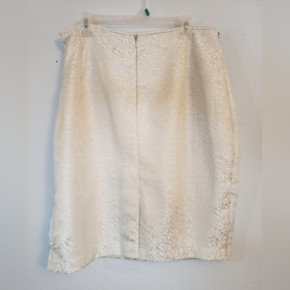 Champagne/Cream Floral Motif Suit - Picture 4 of 9